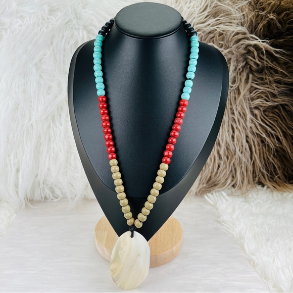 Bohemian Island chic large shell pendant, stretch, beaded colorful necklace - Picture 1 of 13
